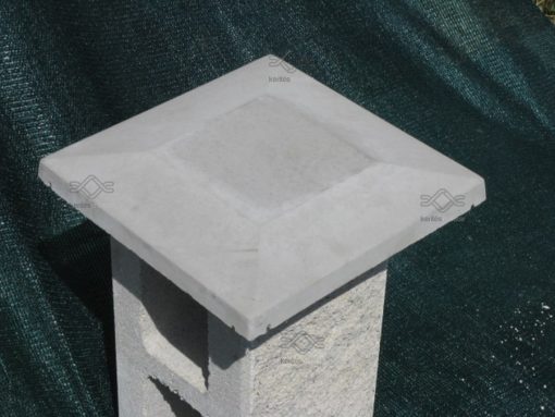 Kúpos beton kerítés fedkő pillérre