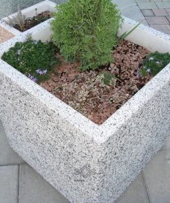 Színes szögletes beton virágládák közterületre