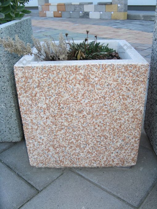 Színes szögletes beton virágládák közterületre